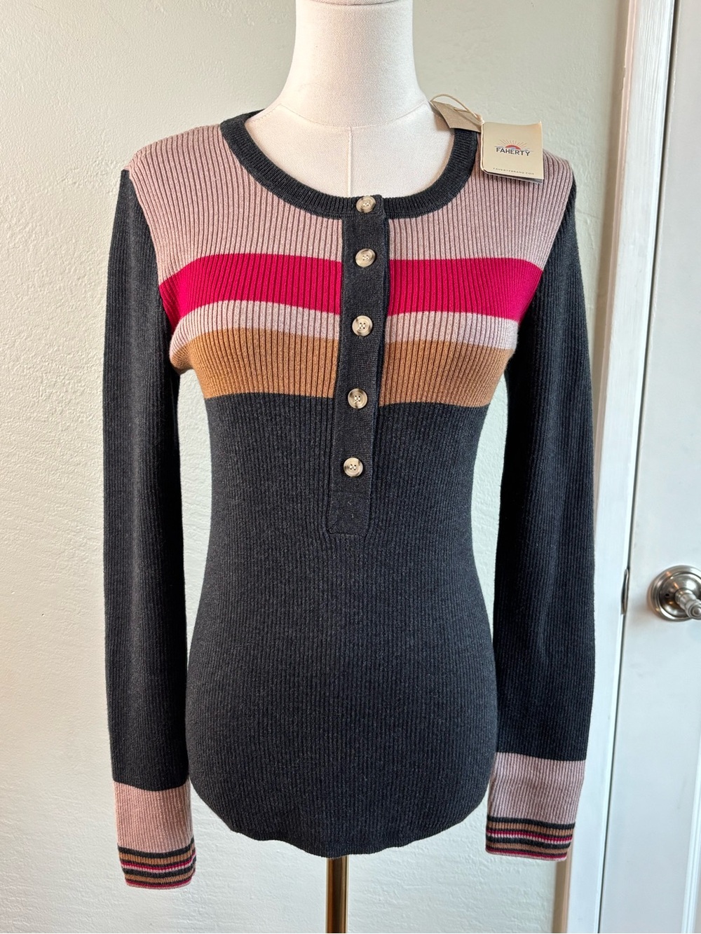 NEW Faherty Mikki Henley Sweater M Charcoal Gray Mauve Preppy